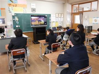 　在校生は、教室でオンラインにより参加しました。