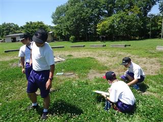 ネイチャーゲームフィールドビンゴ
<br>
６班にわかれて、虫や植物の観察をしながらビンゴゲームをしました。