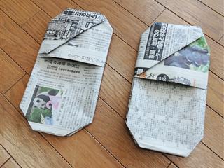 防災グッツ体験では新聞紙を使用した簡易スリッパを作りました。