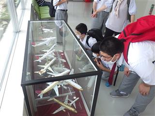 花巻空港に展示してある飛行機の模型にくぎ付け！
<br>
どれが好みかな？