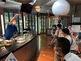 2日目「田中舘愛橘記念科学館」でサイエンスショーやオーロラ発生装置等見ました。