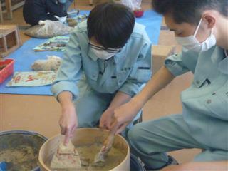 校内実習：工芸班
<br>
粘土を使ってお皿などを作る陶芸と木を加工する木工を行いました。