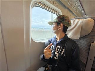 いよいよ新幹線に乗車です。
<br>
「窓から見える景色、きれいだな・・・」