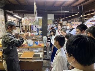 １日目午前は、東山和紙「紙すき館」で紙すき体験をしました。