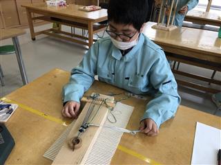 校内実習：縫製班
<br>
組みひもやさき織りなどの作業をしました。かわいい置物やキーホルダーを作ることができました。