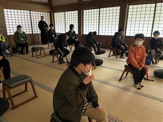 正法寺での座禅体験です。鐘の音の合図とともに、椅子に座って心を静めます。