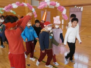 前沢小学校の友達とリングバトンで手を繋いで花道を入場しました。
