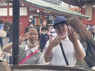 1日目のお昼は浅草のお店でちゃんこ鍋を食べました。美味しかった！仲見世通りを散策して浅草寺に行きました。