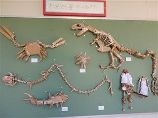 男子生徒の作品です。恐竜、カニ、ヘビなど細かい部分にこだわって作りました。