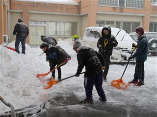 雪がたくさん積もったため、みんなで協力して雪かきをがんばりました。