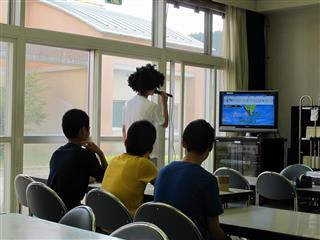 食堂のテレビを使います。この日に備え、自主トレに励む生徒もいました！