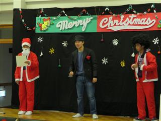 　HIROMI-GO with サンタによる、歌とダンスです。はい、おっぱっぴ～♪