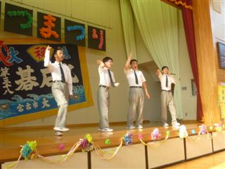 　最後を飾ったのは、「明峰サマー」の４人による「学割ってるダンス」！息ピッタリでキレキレでしたね！