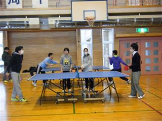 「スポーツ同好会」はペアを替えながら卓球を楽しみました。