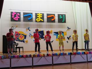 学校でも音楽の授業で取り組んでいる「パプリカ」。赤・黄色の紙製パプリカをかぶり笑顔で踊りました。