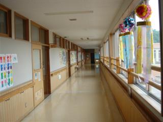 夏休みに入った校舎の写真です。ちょっと、寂しい感じが漂っています。