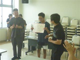 上位3名が表彰されました。
<br>
賞状は小学部3年生の手作りです。