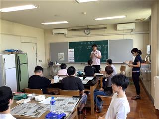 講師の先生のお話を聞きます。
