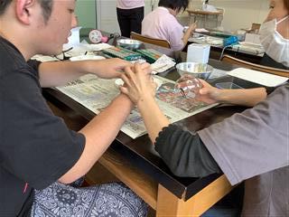 風鈴の内側から色を塗っていきます。これがなかなか難しかったです。