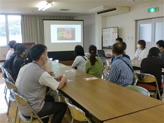 Ａコース（一関市）
<br>
　～(株)佐々木製菓～
<br>
　　本校卒業生の働く様子を写真で見る。