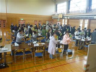 約90名程の会員の方々にご参加いただきました。和やかな雰囲気の中「乾杯～！！」