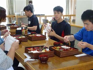 運動した後は衣川荘で昼食交流会。その前にまず腹ごしらえ(*^_^*)