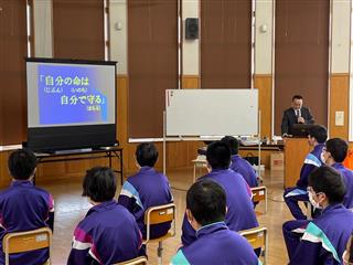 〇防災教育
<br>
　岩手県地域防災サポーター奥州市防災士会「絆」千葉稔さんに来校してもらい、地震・火災・水害についてお話をしていただきました。