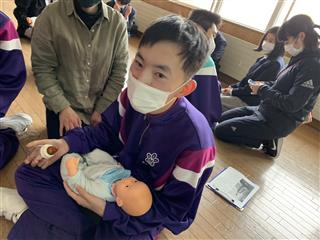 〇性に関する指導
<br>
　専用のジャケットを使い妊婦体験、赤ちゃん人形で抱っこ体験をして、命の大切さを学びました。