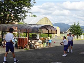 昼休み。
<br>
打って投げて楽しんでいます。