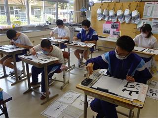 アートの授業。
<br>
心を落ち着かせ、書道に取り組みました。