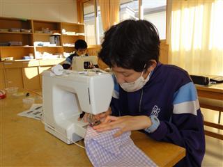 進路学習。
<br>
トートバッグ作りに取り組んでいる様子です。