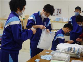 販売準備。
<br>
学習発表会の販売会に向けて袋詰めをみんなで協力して取り組みました。
