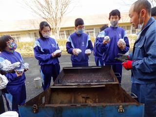焼き芋会。
<br>
中庭に植えていたサツマイモを収穫し、焼き芋にしました。