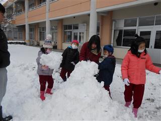 雪がいっぱい積もりました。雪だるまやかまくらを作って楽しみました。