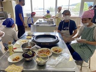 収穫した材料を使ってピザを作って食べました。暑い中がんばった後の調理は格別です。