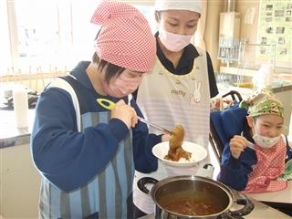 調理活動では、カレー作りに取り組み、グループごとに異なる材料を選んでおいしく作ることができました。