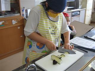 調理活動にも取り組んでいます。テーマは「夏！」夏野菜を使ったお味噌汁を作りました。