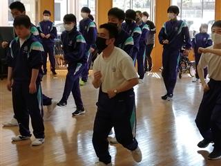 音楽の学習の様子です。楽しくダンスを行っています。