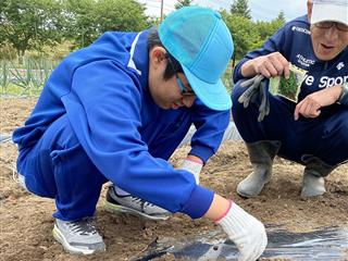 「大きく育ってね」と声をかけながら種を植える姿が見られました。