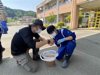 バケツ稲体験に初めて挑戦しました。少しドキドキしながら苗を植えました。