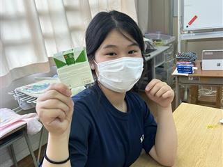 ＳＤＧｓの取り組みで、ゴミを減らすために牛乳パックを小さく畳む練習をしました。