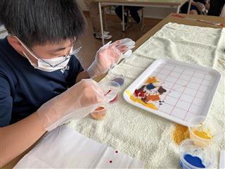 マーブリングハンカチ作りをしました。綺麗な模様のハンカチができました。