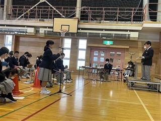 　生徒総会
<br>
　自分の意見を述べたり、また、質問したり、活発な議論が行われました。
<br>
　
