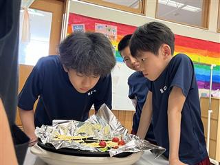 なす、ピーマン、ミニトマトを収穫して調理開始！
<br>
チーズをのせて、ゆず塩をパラパラ。「ん～！いいにおい！」