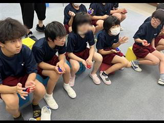 『はいよろこんで』の曲でカスタネット演奏。
<br>
「いちご、いちご、いちごだいふく」とリズムに合わせて鳴らすことができました。