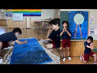 大好きな絵の具での制作活動の様子。
<br>
様々な色を混ぜたり、重ねたりして夜空とお月様を表現しました。
<br>
「かっこいい青だ！」「いいね！」