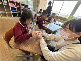 運動会の応援グッズ作り。
<br>
好きな色のシールをペタペタ貼りました。