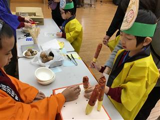 「チョコバナナ、ください」<br>
「はい、どうぞ」<br>
お店屋さんとお客さんに分かれておまつりごっこを楽しみました。