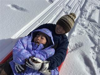 雪が積もったらそり遊び。先生と一緒に滑ったよ。寒いけど風が心地いいね。
