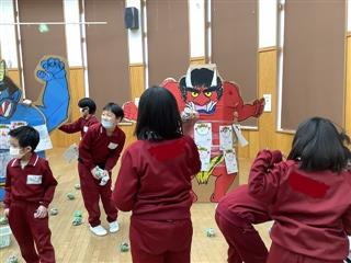 「おには～そと！ふくは～うち！」<br>
節分には豆まきをして心の中の鬼を退治しました。